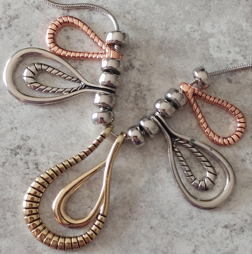 Elegant Three-Tone Teardrop Necklace - Picture 3 of 8